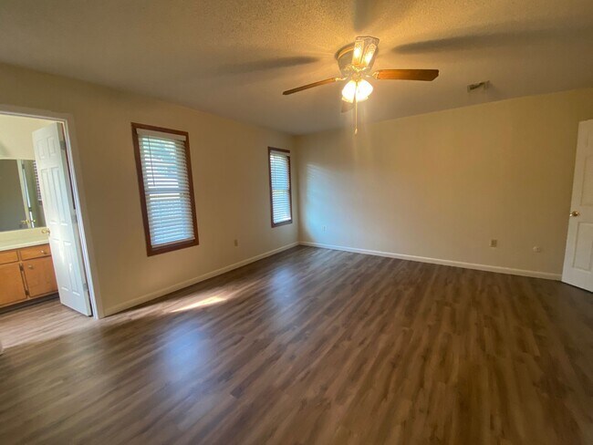 Foto del edificio - 2 Bedroom Greenbriar Condo!