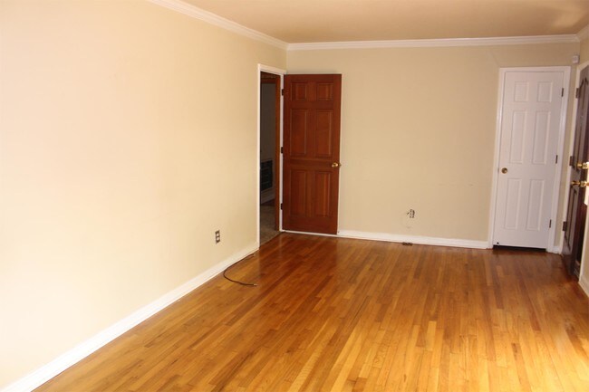 Building Photo - 438 Kingswood Dr