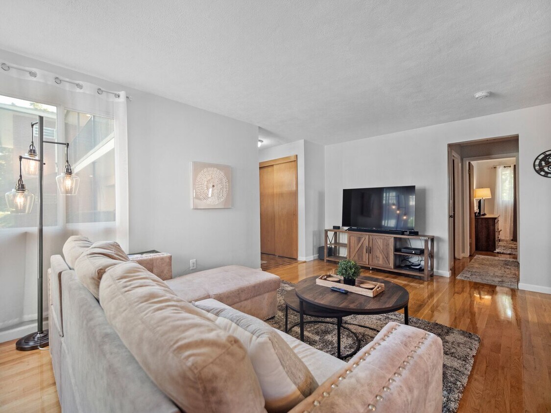 Primary Photo - Comfort & Convenience in the Heart of Spok...