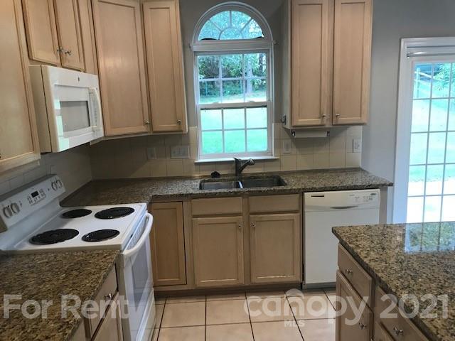 Building Photo - 16017 Woodcote Dr