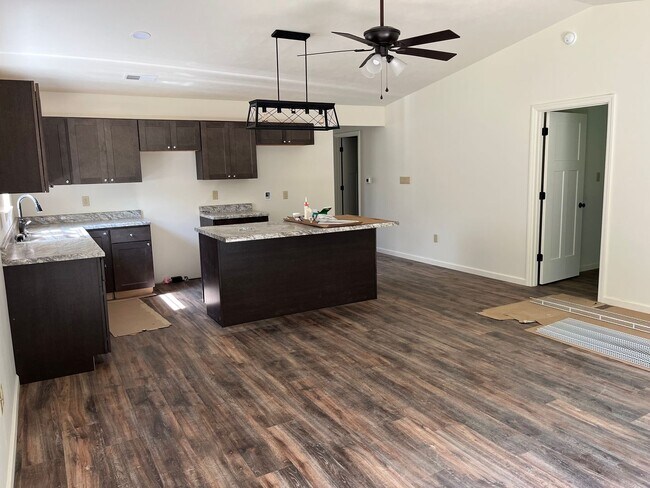 Foto del edificio - 3 Bedroom, 2 Full Bath- Duplex on Benner Pike Bellefonte