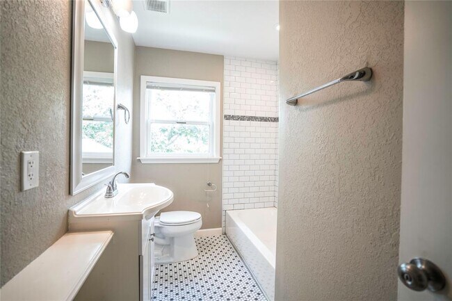 Foto del edificio - 3415 Rosedale St