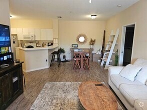 Building Photo - 605 Fairway Dr