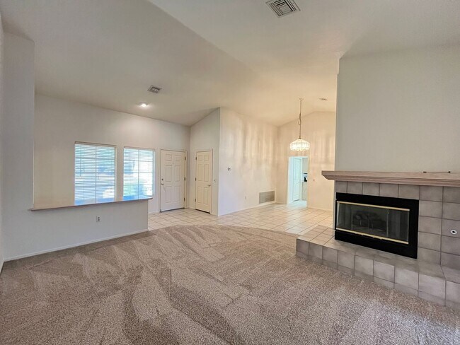 Building Photo - Single story- 2 beds and 2 bath with a den...