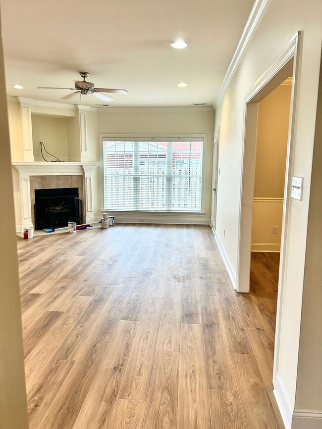 Amplia sala de estar bien iluminada - 3141 Mallard Point Dr SE