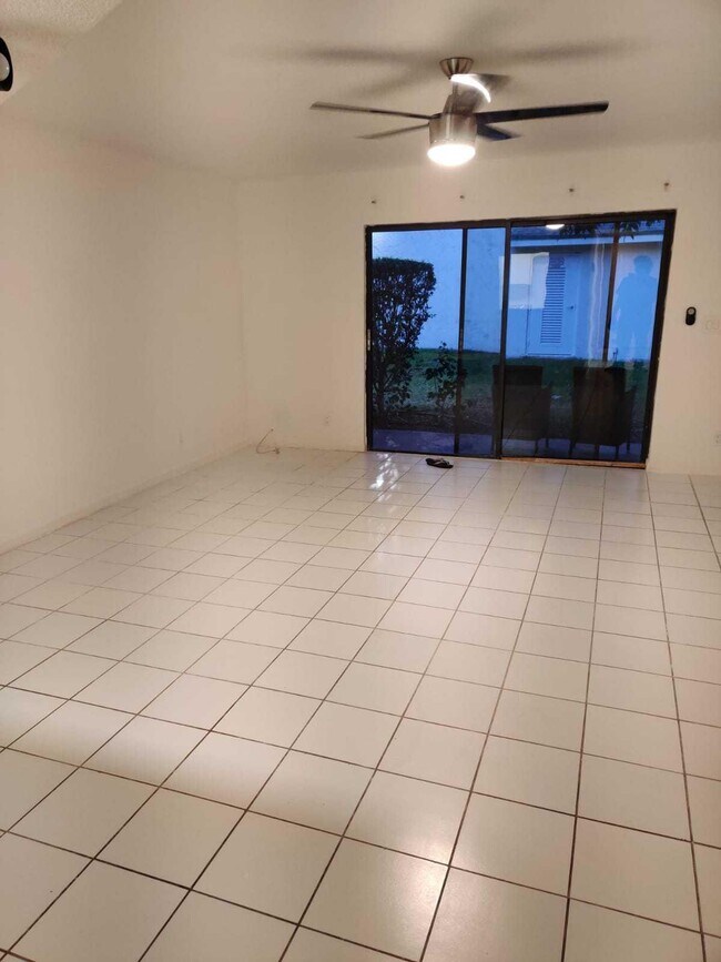 Foto del edificio - 65 Deer Creek Rd