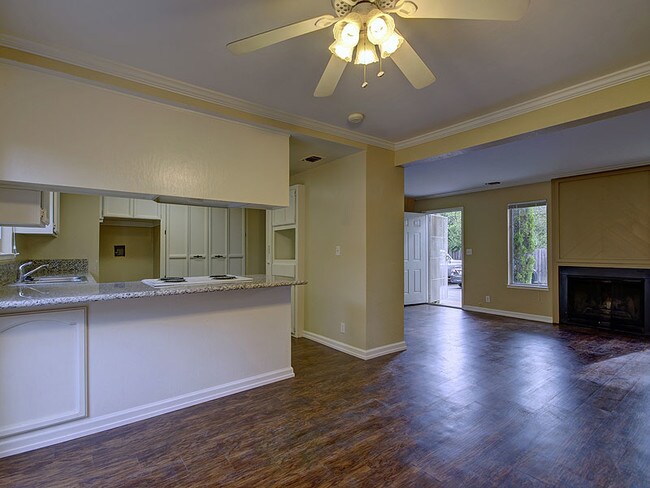 Building Photo - 3105 Garden Cir