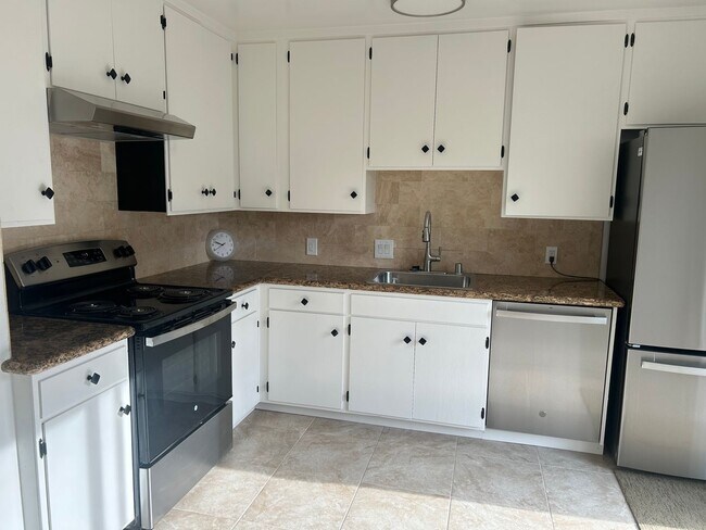 Foto del edificio - This 3 bedroom 2.5 bath home walk to downt...