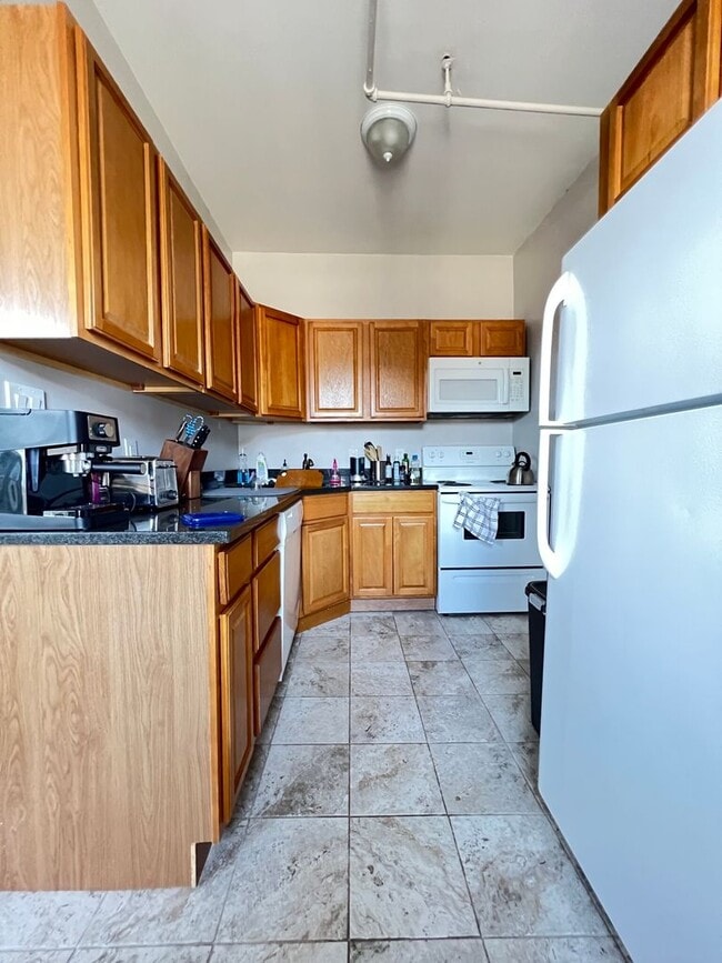 Building Photo - Bright and spacious 1 bedroom