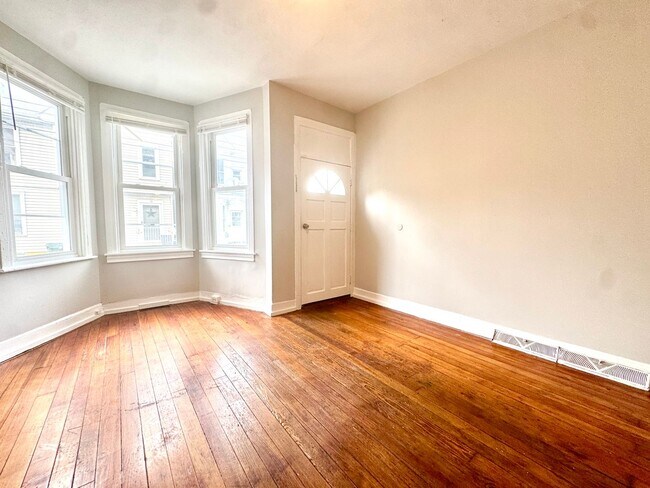 Foto del edificio - 3 BR, 1 Bath home Fenced in Yard