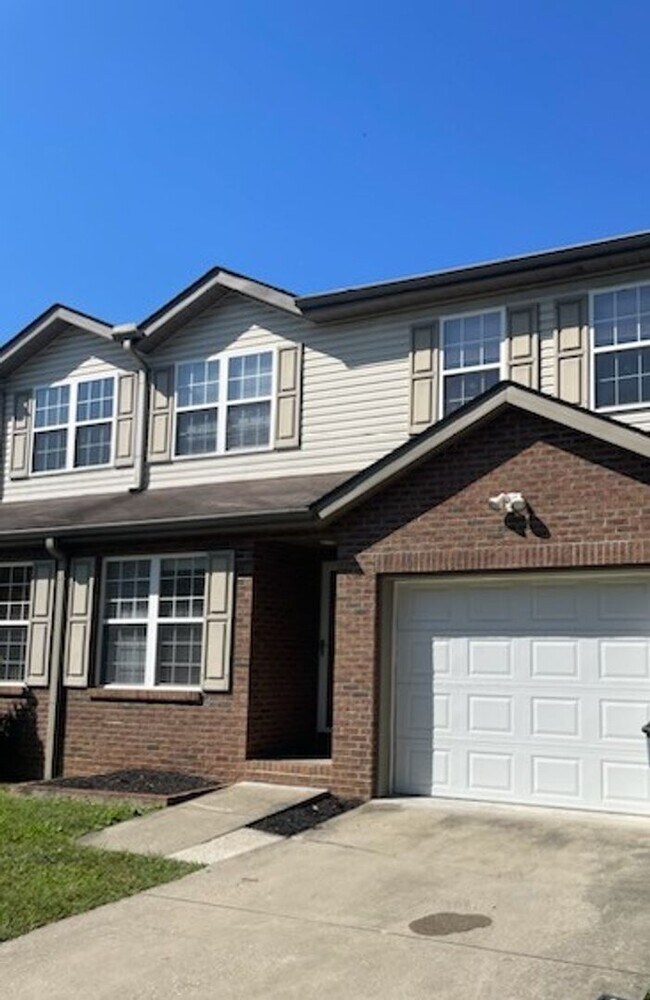 Foto del edificio - Three Bedroom two and half bath townhome in Cross Lanes