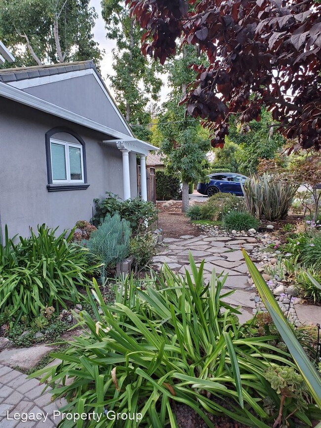 Building Photo - 4 br, 3 bath House - 1715 Juarez Avenue