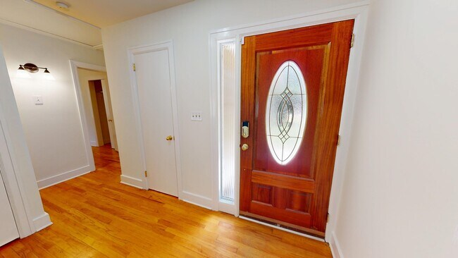 Foto del edificio - 3549 Mayfair Rd