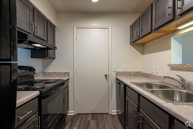 3BR, 2BA - Kitchen - Salem Run Apartments