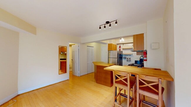 Foto del edificio - 1801 Clydesdale Pl NW