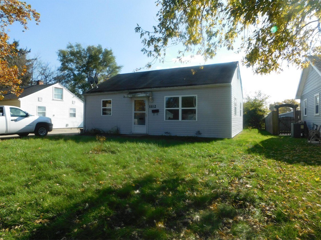 Primary Photo - 1112 E Champaign Ave