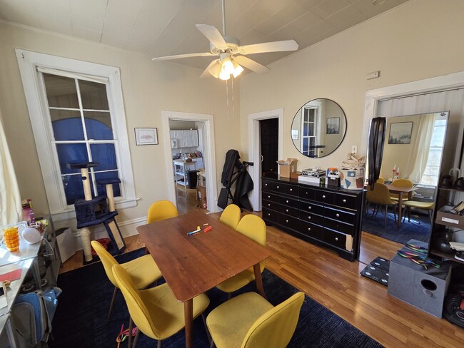 Foto del edificio - 1650 N Oakley Ave