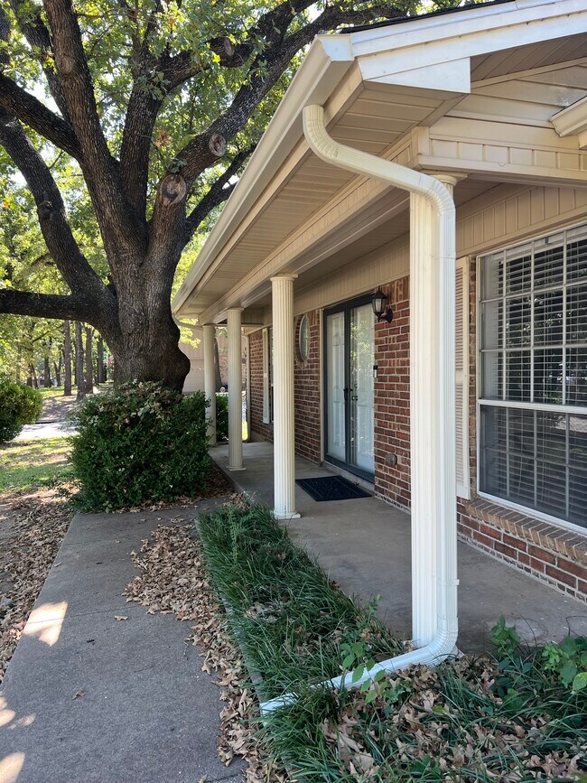 Building Photo - 1101 Greendale Dr