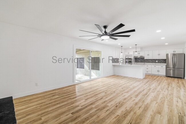 Building Photo - 2331 E Manhatton Dr