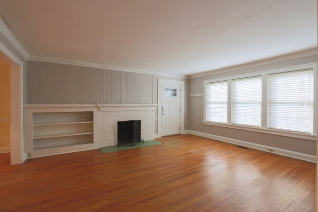 Building Photo - Spacious & Updated in Brookside! ALL appliances included!