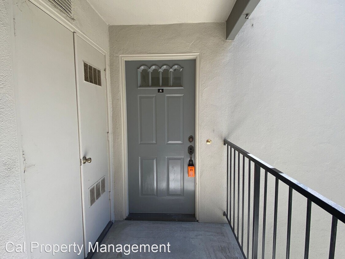 Building Photo - 2 br, 1 bath House - 1060 Padre Dr. Unit 4