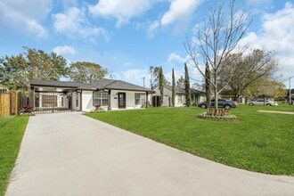 Building Photo - 7647 Greendowns St