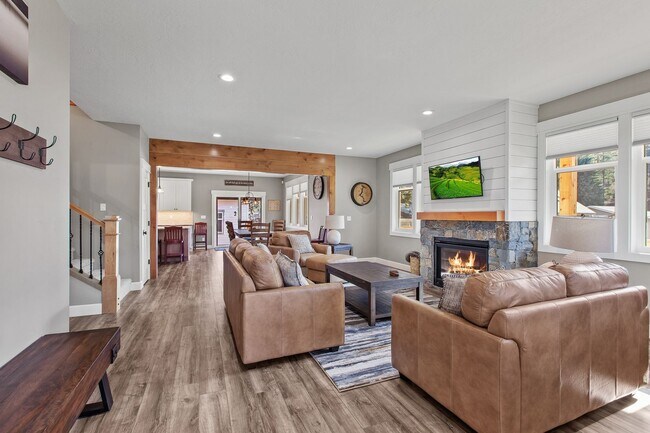 Building Photo - Fully Furnished Home