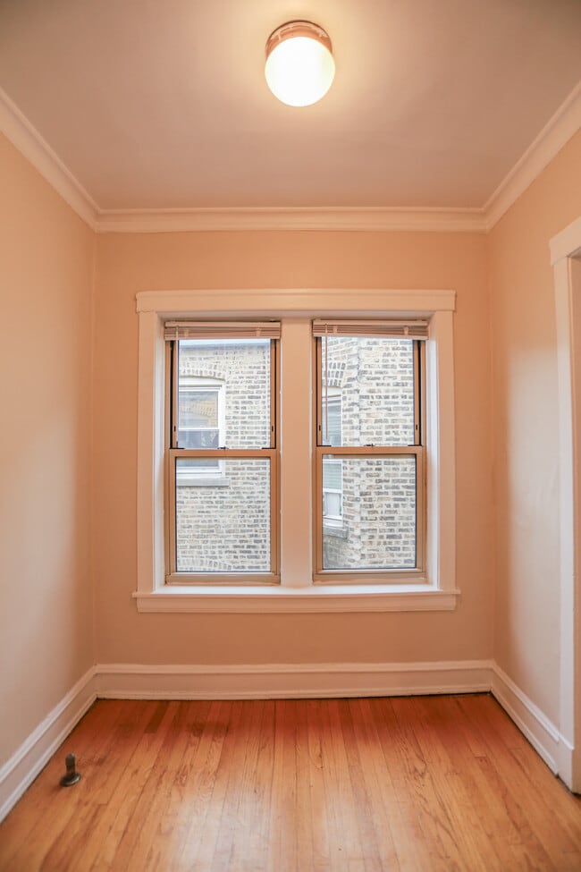 Building Photo - 1361 W Greenleaf Ave