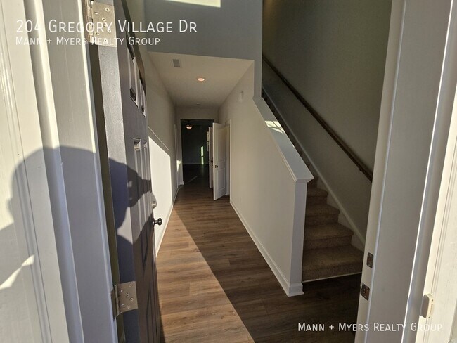 Building Photo - 204 Gregory Vlg Dr