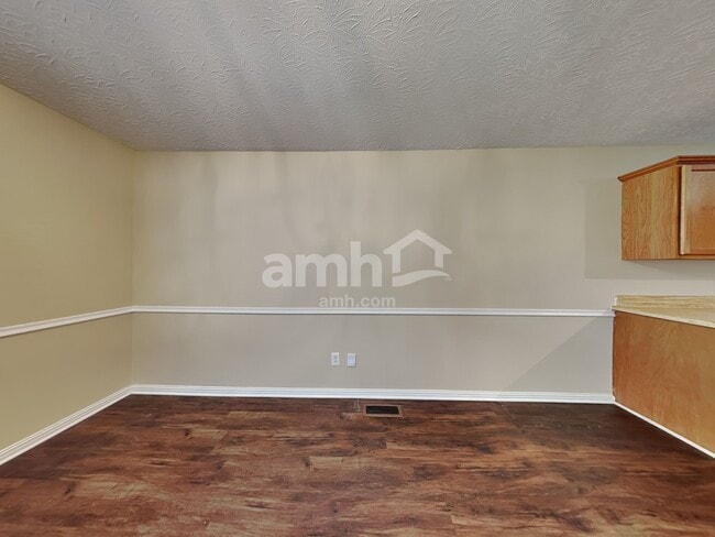 Building Photo - 7411 Meadowwood Way