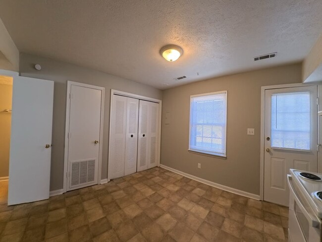 Building Photo - Townhouse off Timberlake