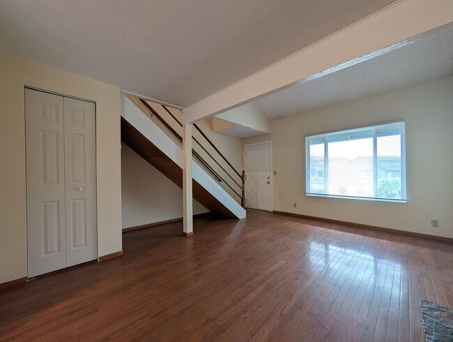 Foto del edificio - Two story 3bd/1.5bth duplex with a garage and fireplace! Near Mohawk Blvd