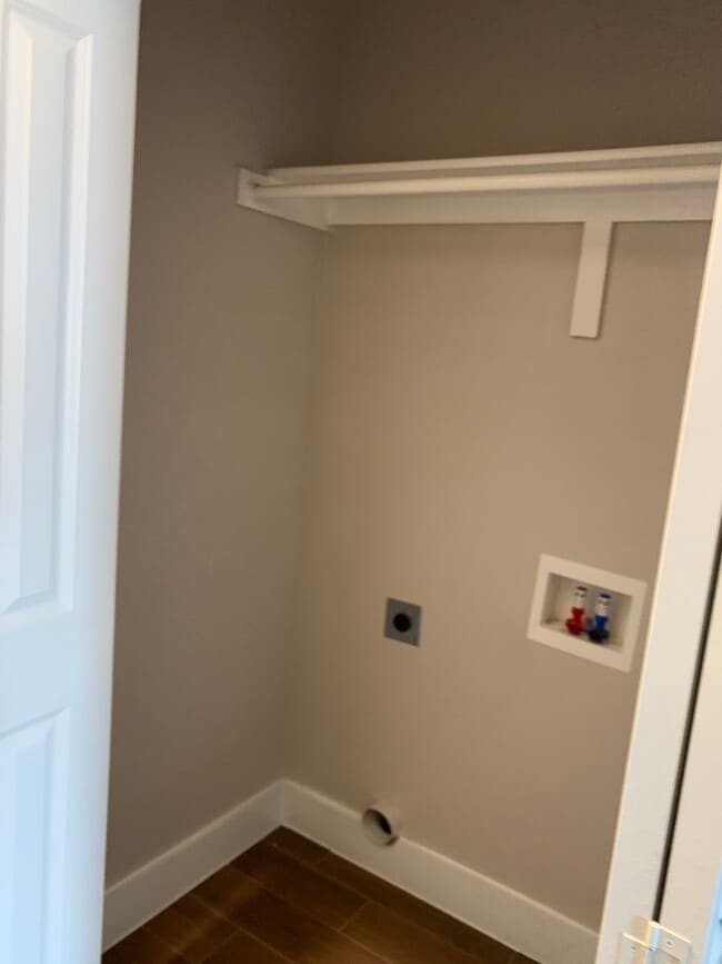 Washer and dryer hook ups - 1007 S Mittman St