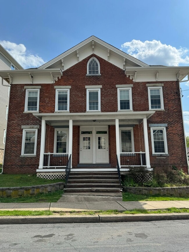 Building Photo - 24 Veterans Memorial Dr E