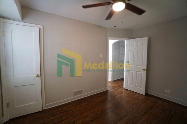 Building Photo - 10123 S Crandon Ave