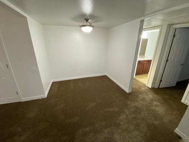 Building Photo - River Glen, 5080 #195