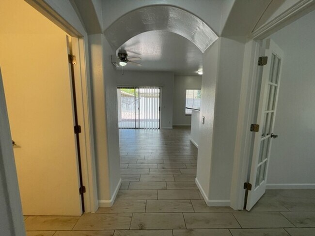 Foto del edificio - Chandler 3 Bedroom + Den Home | 2.5 Bath | 2-Car Garage | Warner & AZ Ave