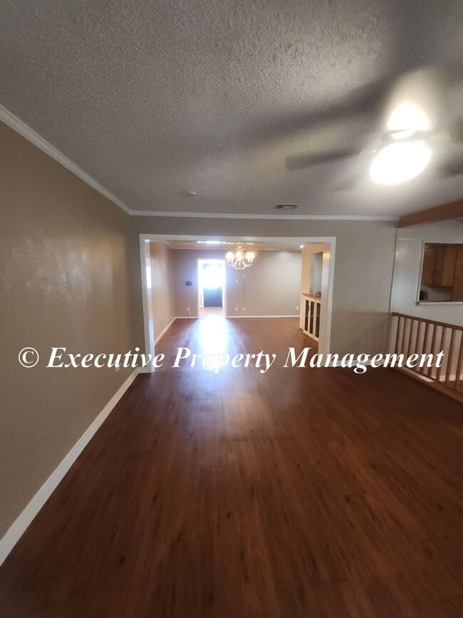 Building Photo - 1009 Robertson Ave