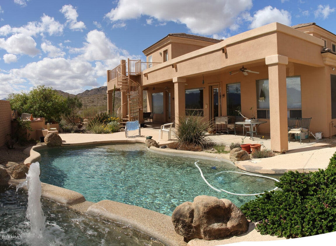 Primary Photo - 533 W Desert Flower Ln