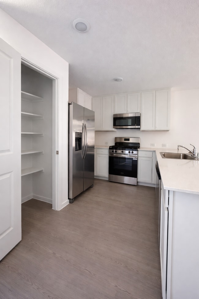 Kitchen - 3013 Campeiro Ave