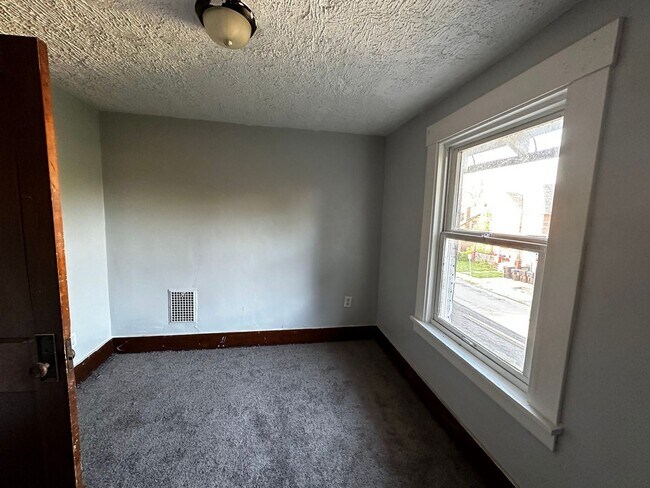 Foto del edificio - 3 br, 1 bath House - 377(379) New Castle Ave