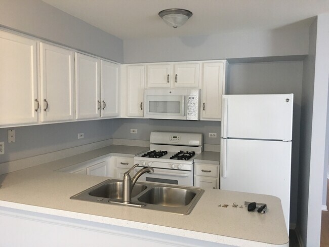 Building Photo - 1770 Middlebury Dr