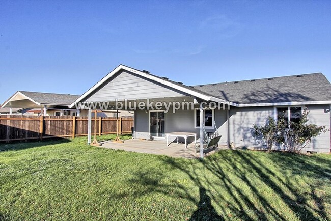 Building Photo - 3 Bed, 2 Bath Home in Orchards with Fenced...