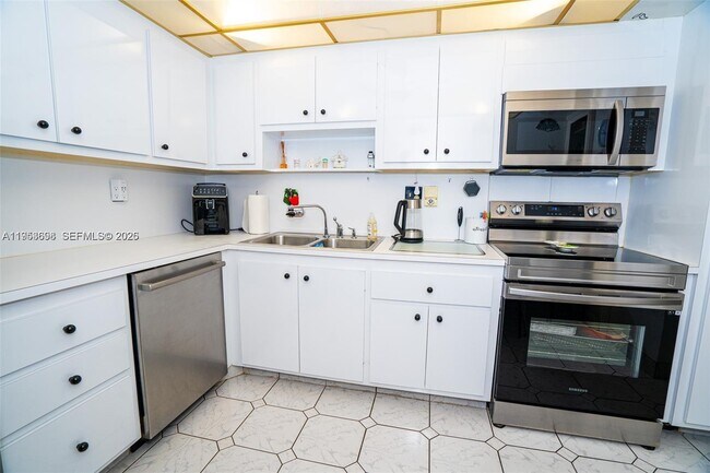 Foto del edificio - 1833 S Ocean Dr