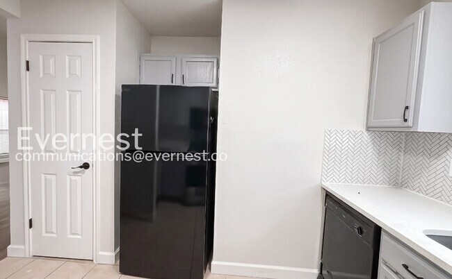Foto del edificio - 4730 Black Rock St