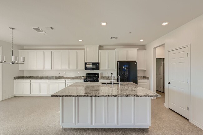 Foto del edificio - Beautiful 4 bed, 4.5 bath, 3 car garage with full casita!