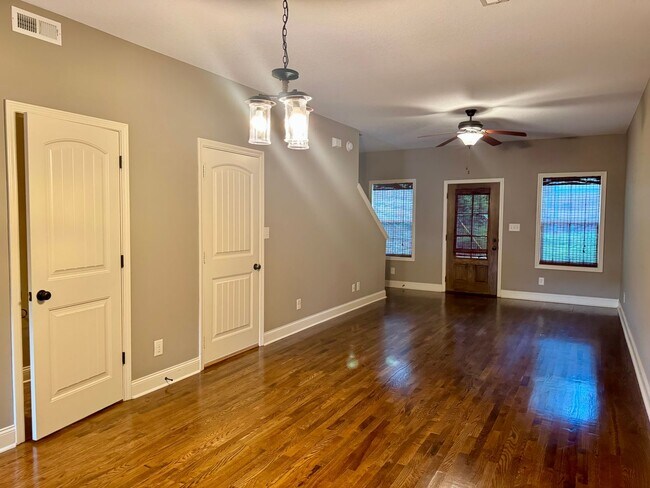 Foto del edificio - Luxury Townhouse! 2 Bed/2.5 Bath, 1 Car ga...