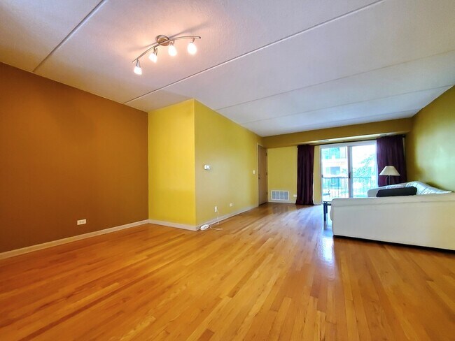 Building Photo - 8700 W Evelyn Ln