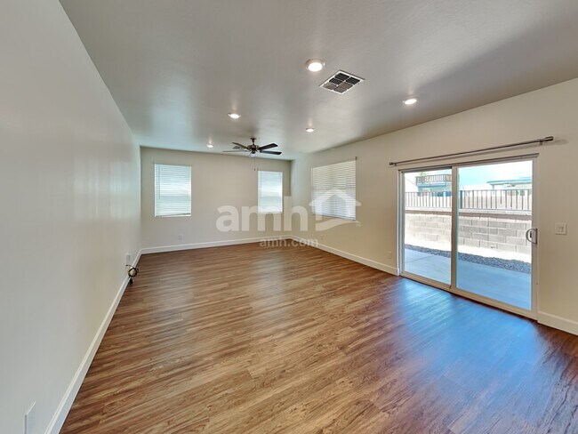 Foto del edificio - 614 W Hackamore Ave