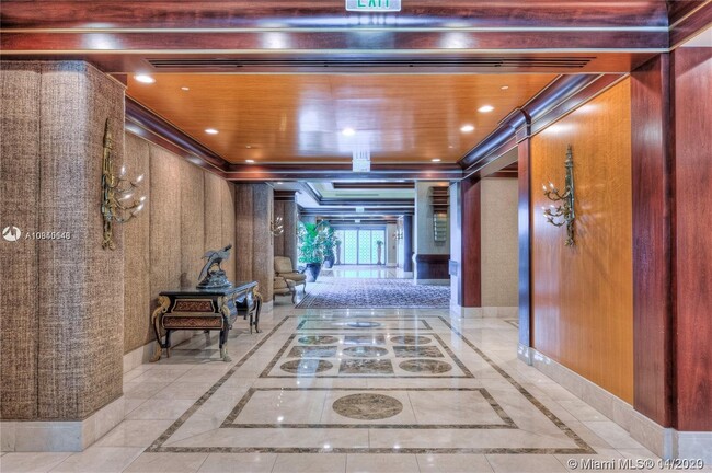 Building Photo - 10101 Collins Ave